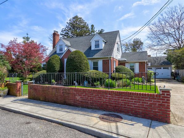 25 Milton Court, Rockville Centre, NY 11570