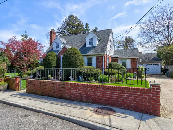 25 Milton Court, Rockville Centre, NY 11570