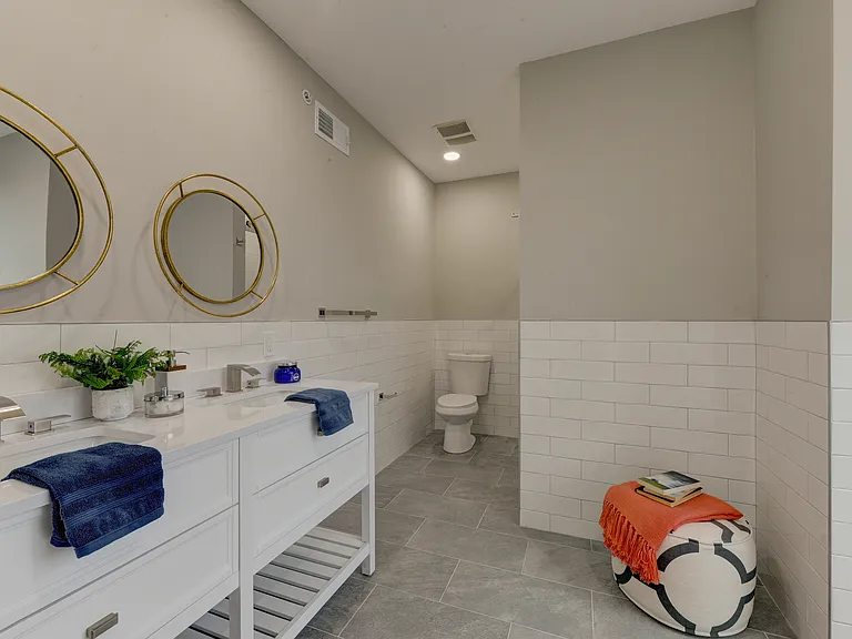 135 E Springer St — Photo 6