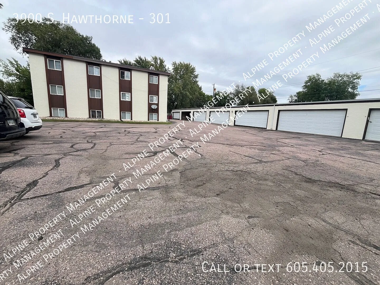 Spacious 2 Bed/1 Bath Apartment with Garage! — Photo 3