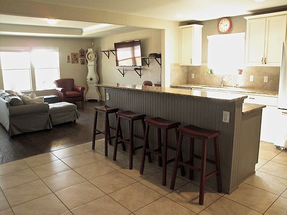 Open concept kitchen/breakfast bar