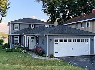 139 Edgewater Dr, Crystal Lake, IL