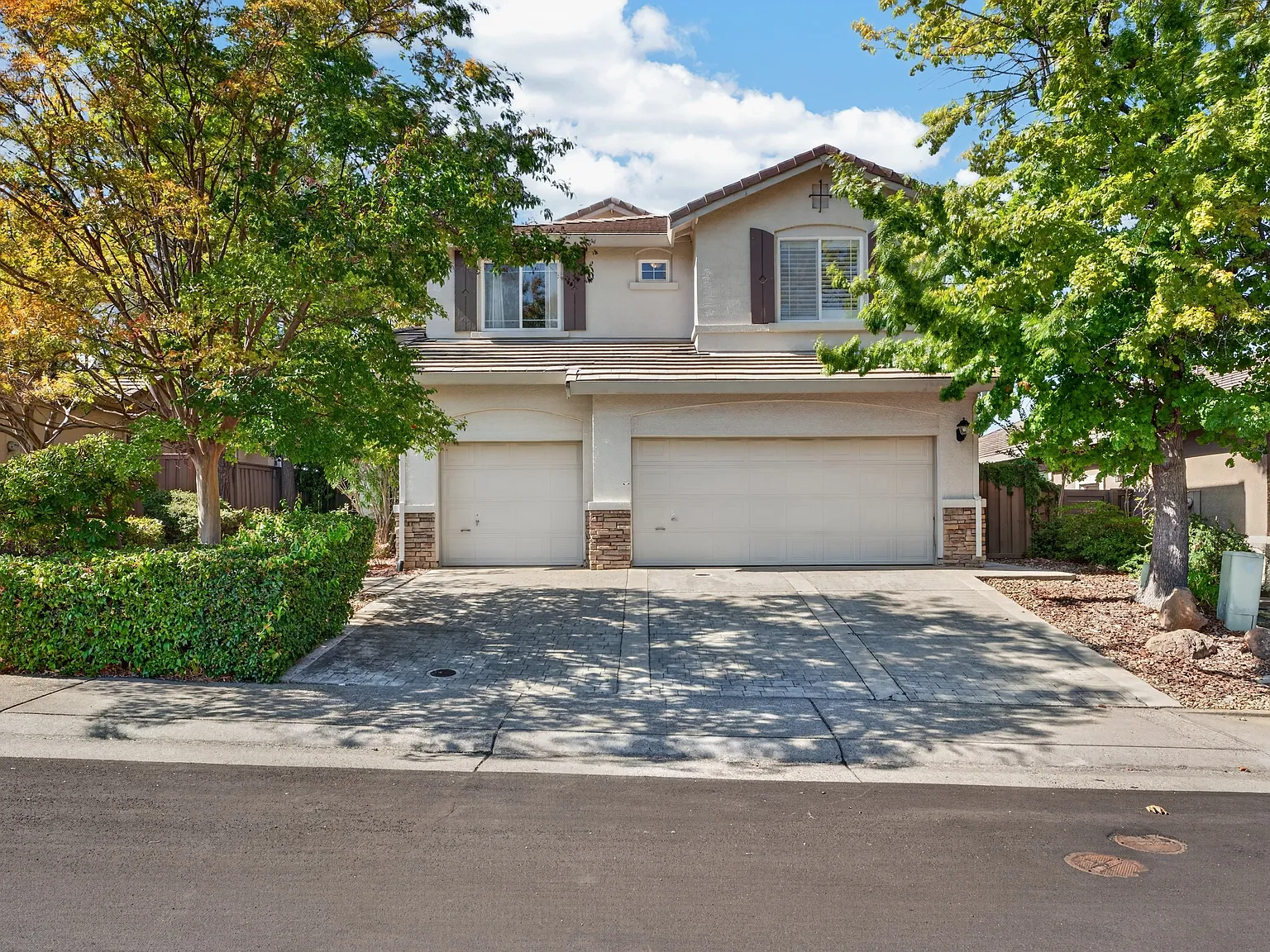 3 bed, 2.5 bath, 2447 sqft, $3,495 — Photo 1
