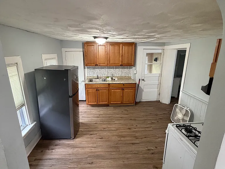 208 Beecher St — Photo 11