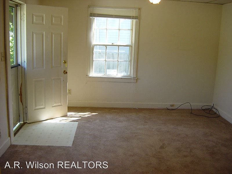 2nd image of 2632 E Blaine St