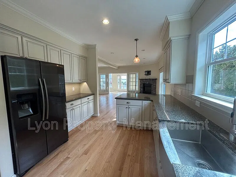 3 bed, 2.5 bath, $3,750 — Photo 3