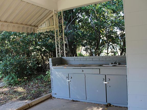 Fish cleaning station