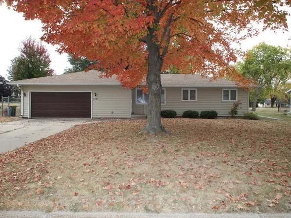 1303 Meadowbrook Ln, Waverly, IA 50677