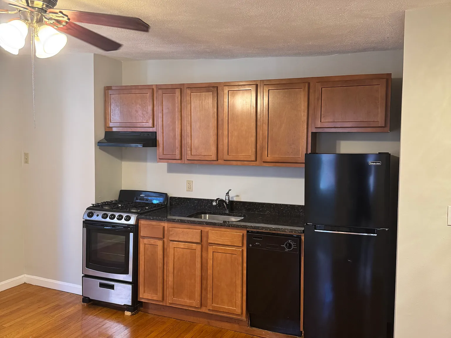 2 bed, 1.0 bath, $3,350 — Photo 2