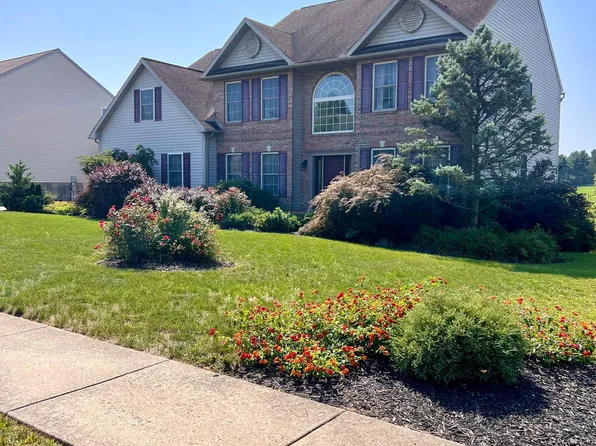 704 Farmingdale Dr, Douglassville, PA 19518