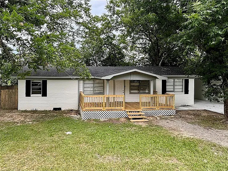 466 Pinehill Dr — Photo 1