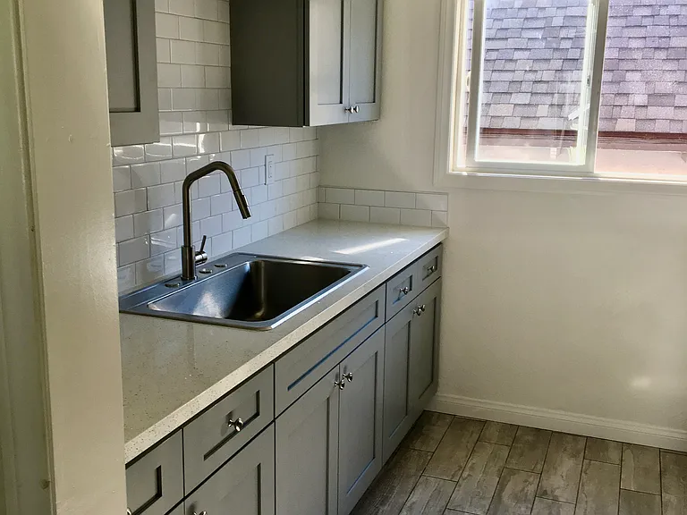 320 E 25th St #6 — Photo 1