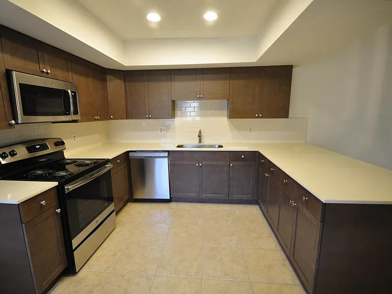939 Robinhood Ct — Photo 6