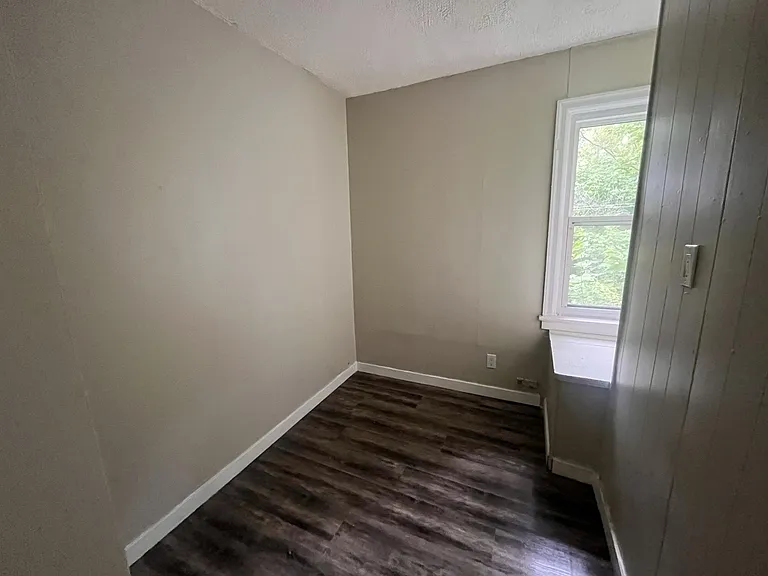 348 Kathleen St — Photo 7