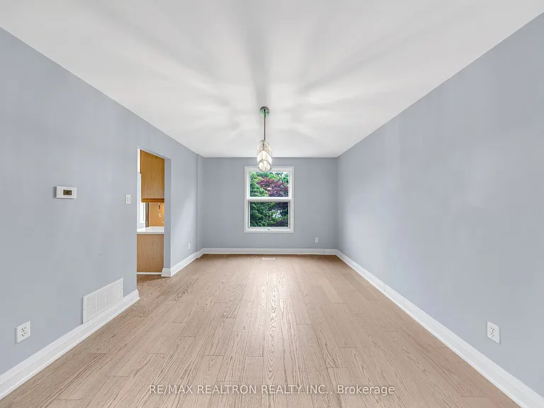 141 Hialeah Cres #UPPER — Photo 3