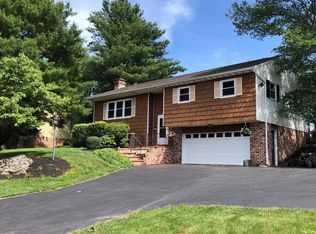 19 Knollwood Dr, Akron, PA 17501