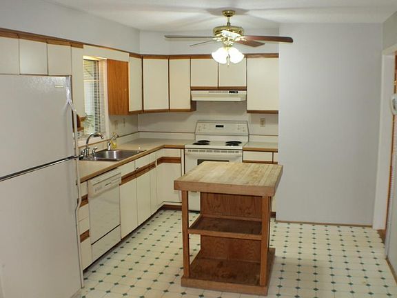 5th image of 588 Lakeside Dr