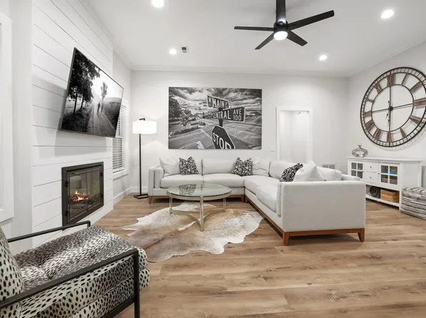 304 Coachlight Dr #Id1221882p, Bentonville, AR 72712