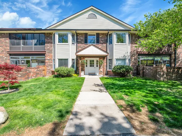 8477 Mathias Dr APT 21, Grosse Ile, MI 48138