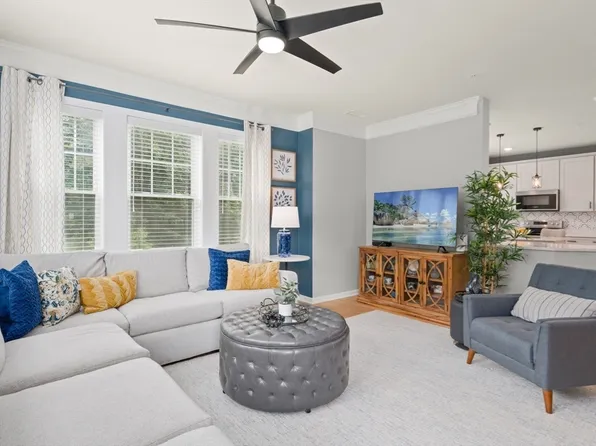 240 Martins Lndg #207, North Reading, MA 01864