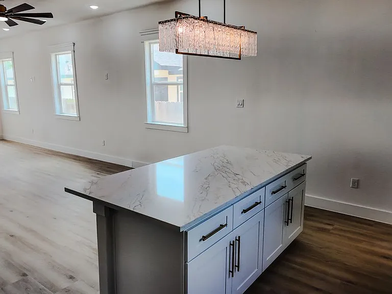 823 N Loop #A — Photo 35