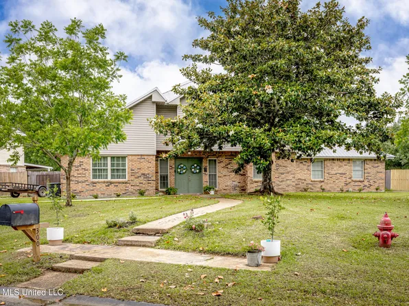 300 Idlewood Dr, Waveland, MS 39576