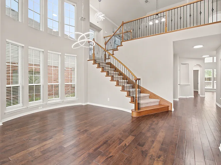 362 Spring Meadow Dr — Photo 4