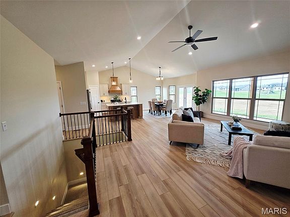 5th image of 3740 Golfview Cir