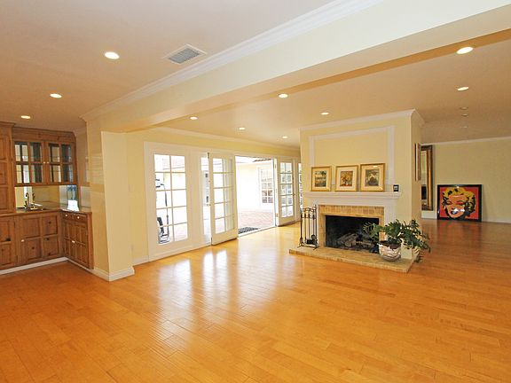 5th image of 5316 Vanalden Ave