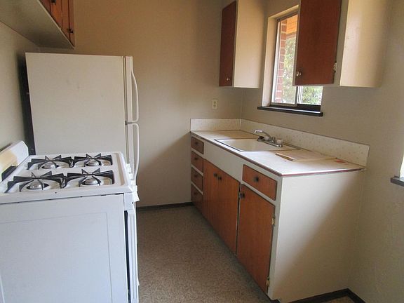 3rd image of 10912 Lakeview Ave SW APT 3