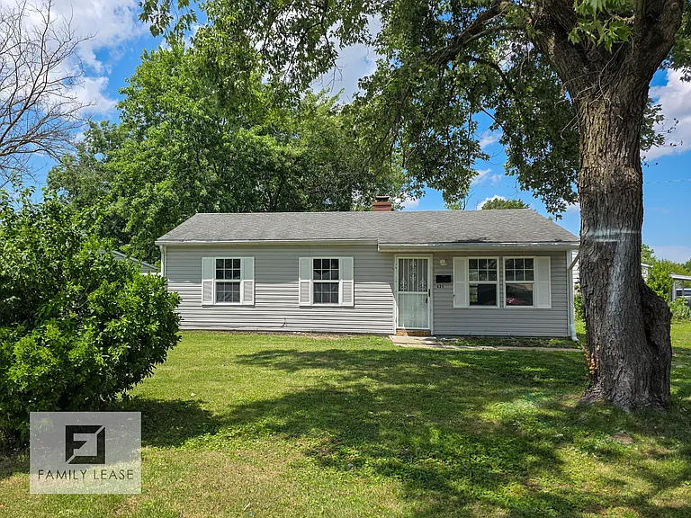 825 Saint Monica Dr — Photo 2