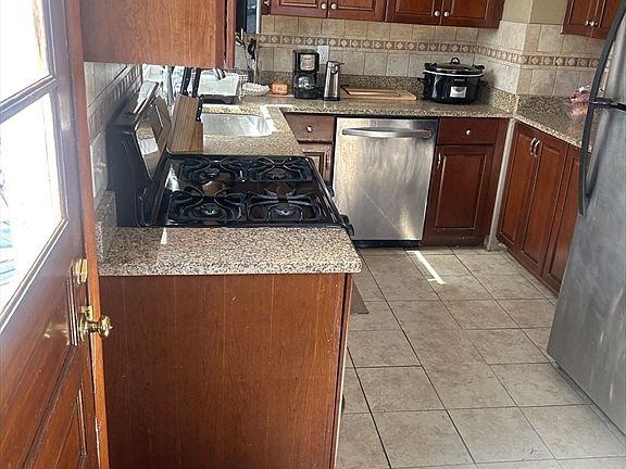 5th image of 225 Westminster Rd