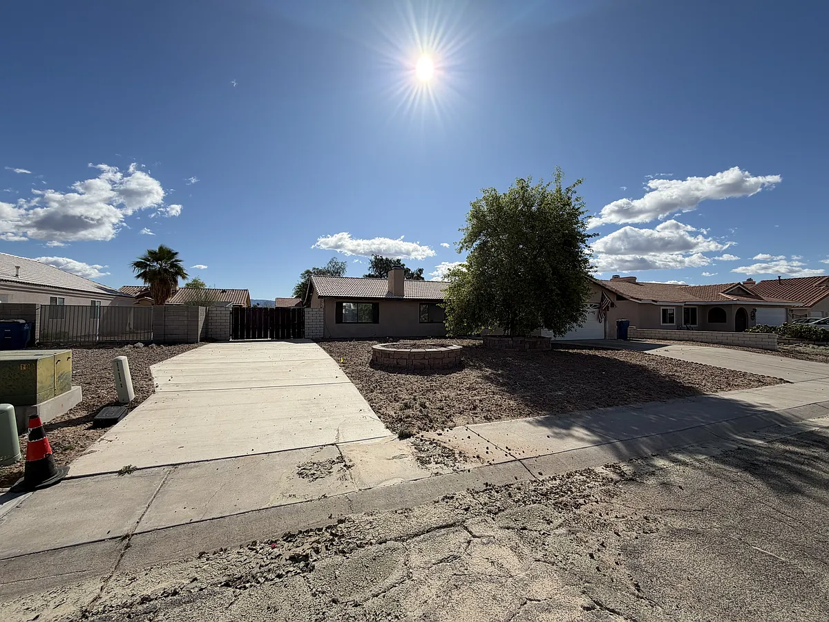 Building Photo - 5718 S Sunrise Dr
