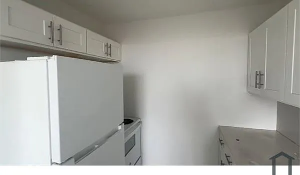 3 bed, 1000 sqft, $3,532 — Photo 2
