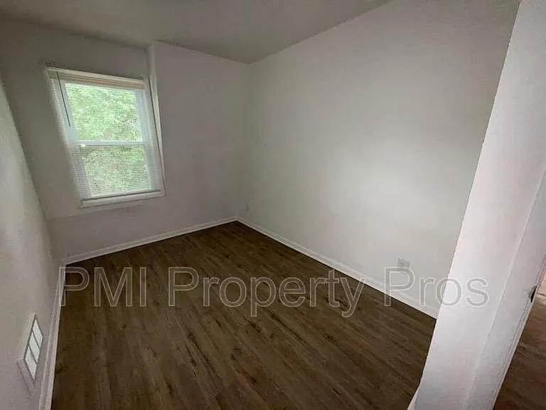 9031A N 95th St — Photo 15