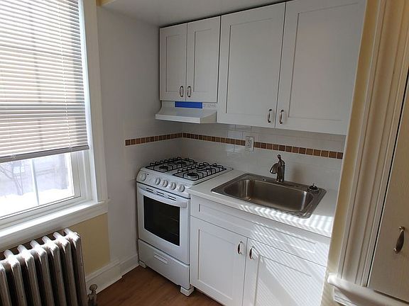 5th image of 2951 S 17th St Floor 1
