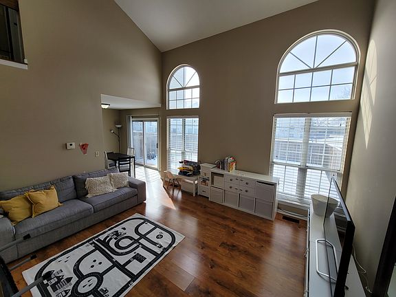 3rd image of 615 Newbury Ln
