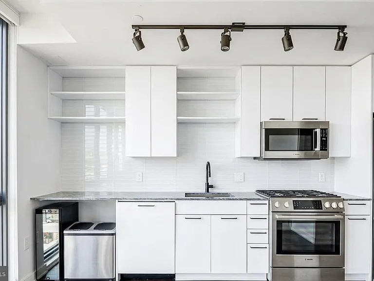 70 N St SE #811 — Photo 2