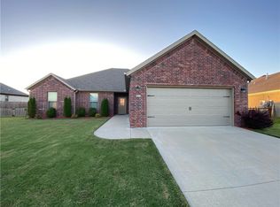2385 Stonemill Dr, Fayetteville, AR 72701