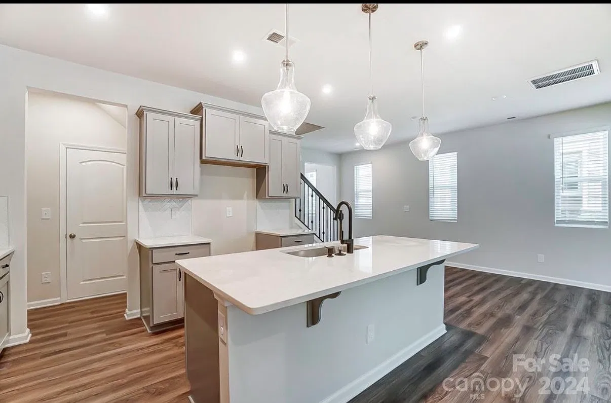 3 bed, 2002 sqft, $2,800 — Photo 2