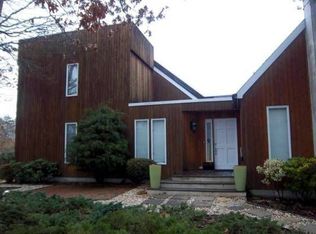 14 Stuart Ct, Hampton Bays, NY 11946