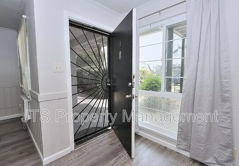 4439 V St #1 — Photo 8