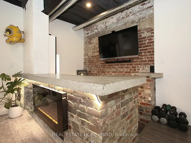 1233 Dundas St E — Photo 8