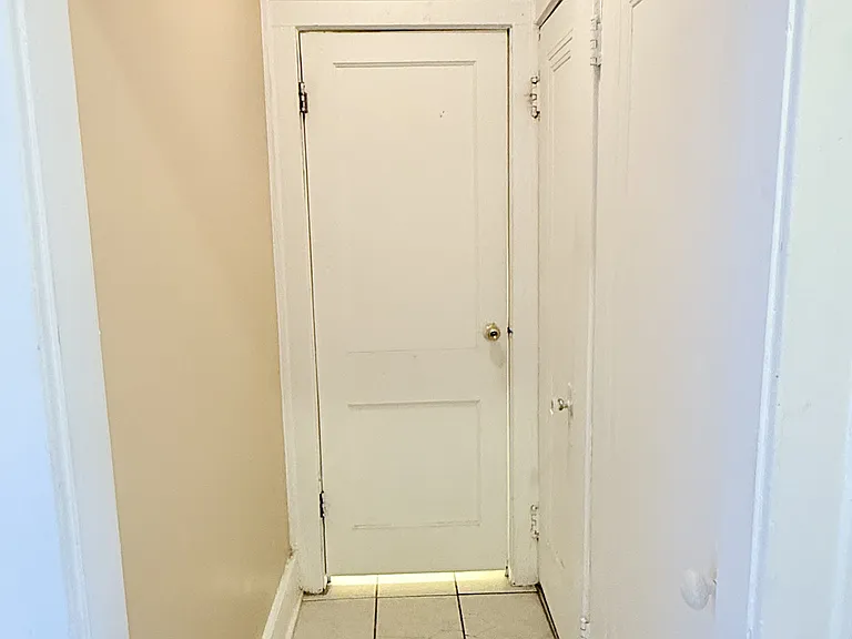 1441 Wyandotte St E #5 — Photo 11