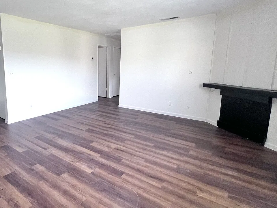 Great room with no staging