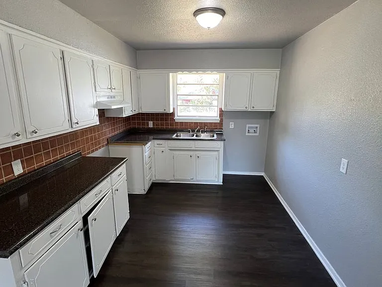 1250 Hawkins St — Photo 14