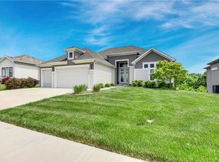 14713 Thousand Oaks Pl, Parkville, MO 64152