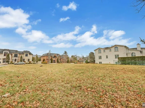 11 Jean Dr, Englewood Cliffs, NJ 07632