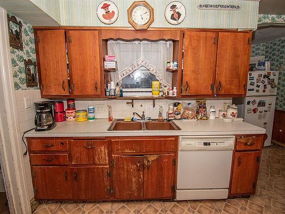 5th image of 474 Mistletoe Ave