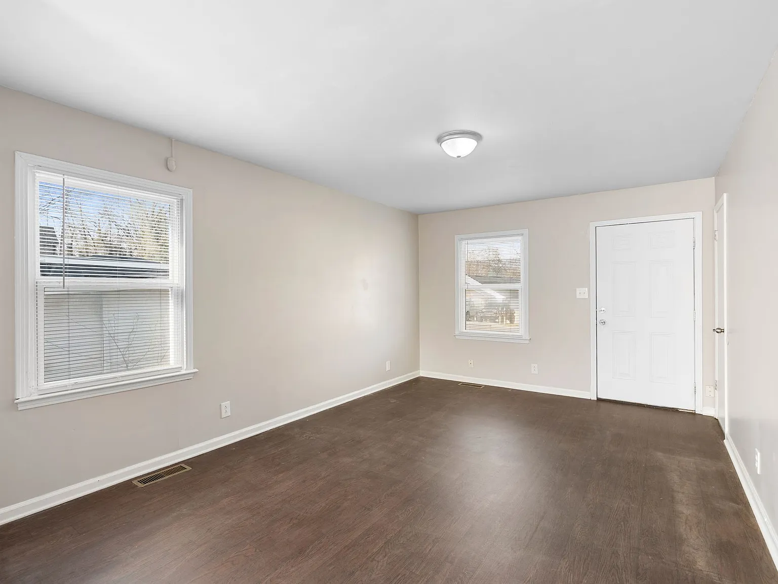 3 bed, 1.5 bath, 952 sqft, $1,195 — Photo 2